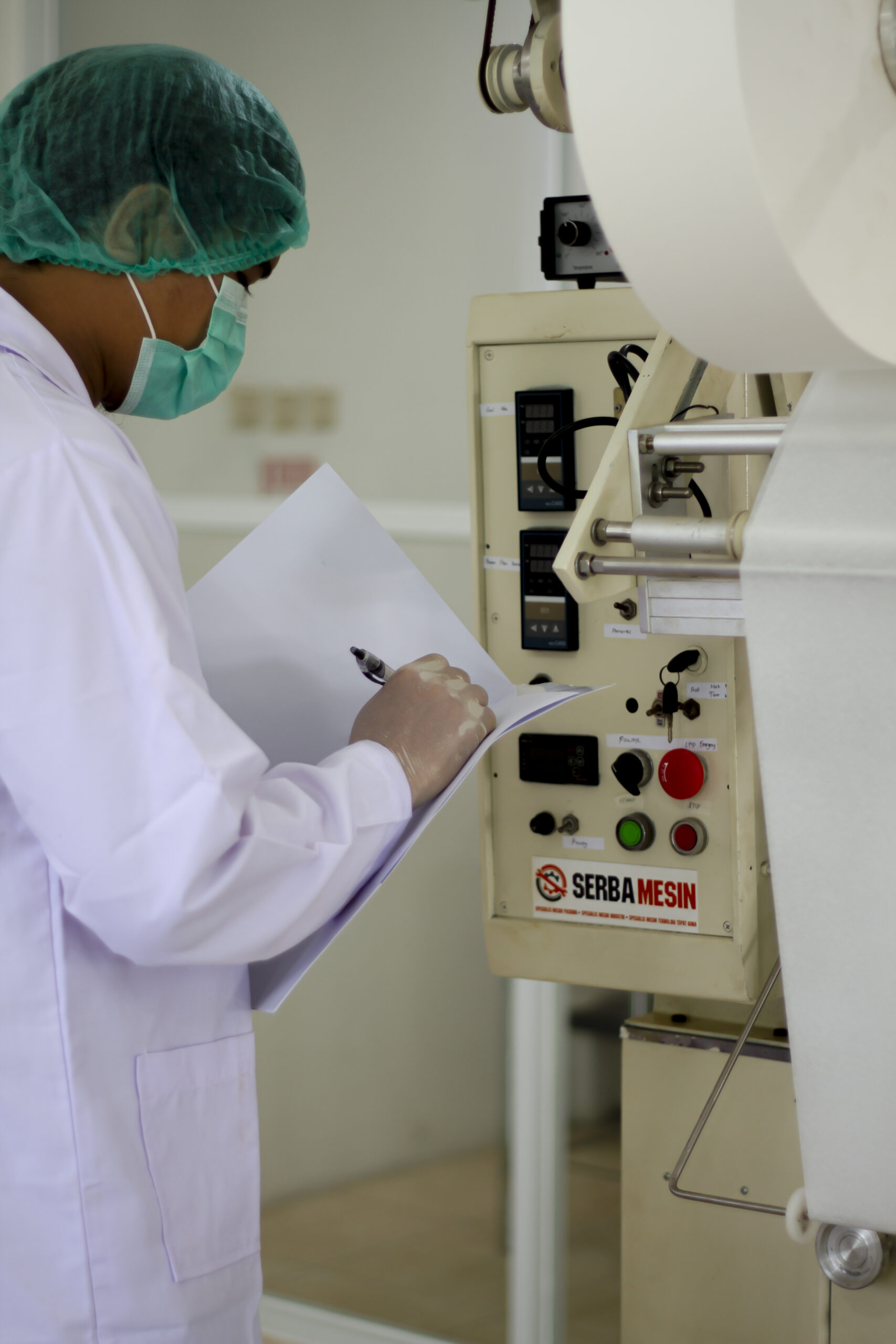 Tim manufaktur dan laboratorium pengembangan produk